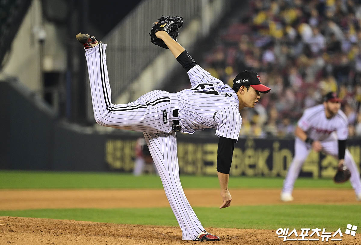 LG 트윈스 우완 파이어볼러 유망주 김영우가 지난 29일 서울 잠실야구장에서 열린 2025 신한 SOL Bank KBO리그 한화 이글스와의 팀 간 8차전에서 1이닝 무실점으로 프로 데뷔 첫 세이브를 기록했다. 사진 엑스포츠뉴스 DB