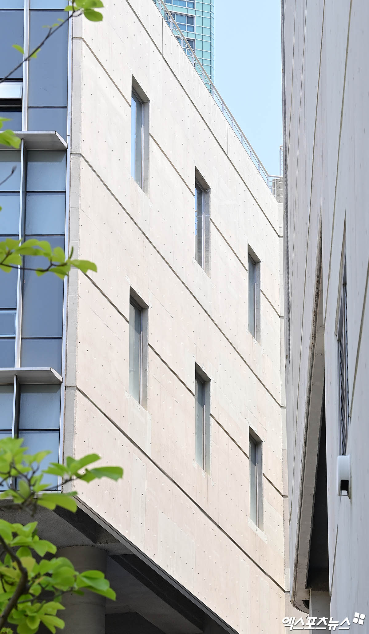 이진만 NC 구단 대표이사는 30일 창원 NC파크에서 기자회견을 열고 '야구단은 야구에만 집중할 수 있는 환경이 필요하다. 이런 환경에서 야구를 할 때, 더 좋은 성적을 낼 수 있고, 그에 따라 더 많은 팬들이 야구장을 찾게 된다'며 연고 이전에 대한 의지를 내비쳤다. 사진은 인명사고를 낸 개랑 60kg 짜리 루버를 철거한 NC파크 모습. 창원, 박지영 기자