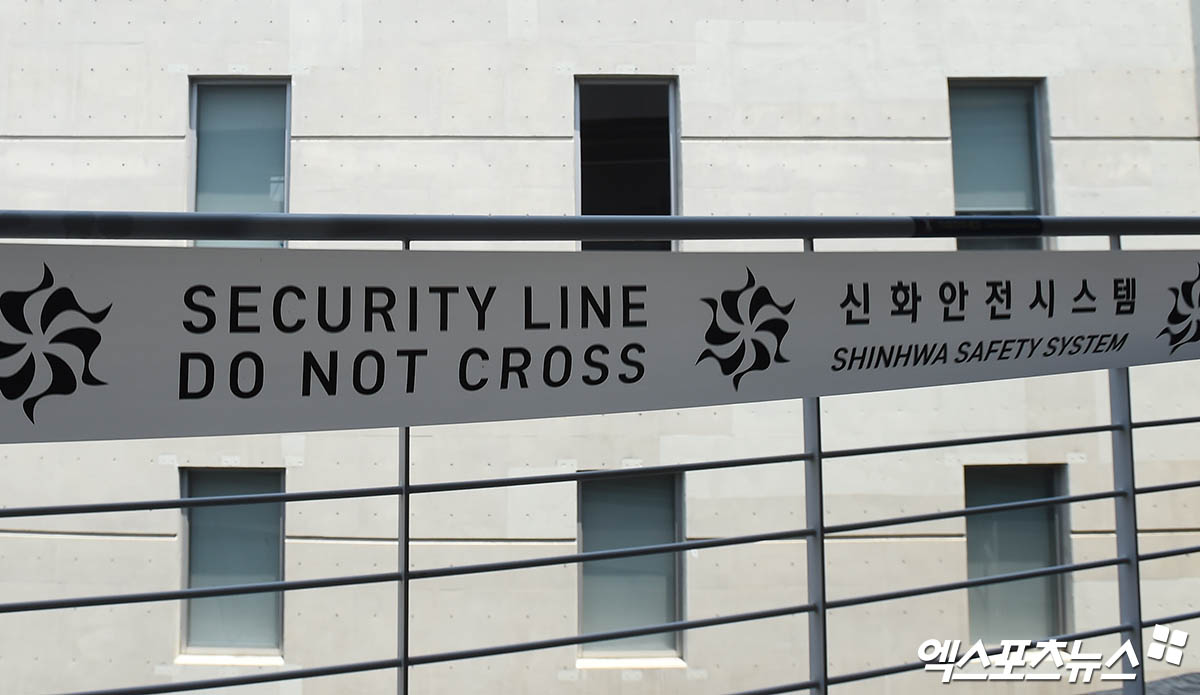 이진만 NC 구단 대표이사는 30일 창원 NC파크에서 기자회견을 열고 '야구단은 야구에만 집중할 수 있는 환경이 필요하다. 이런 환경에서 야구를 할 때, 더 좋은 성적을 낼 수 있고, 그에 따라 더 많은 팬들이 야구장을 찾게 된다'며 연고 이전에 대한 의지를 내비쳤다. 사진은 인명사고를 낸 개랑 60kg 짜리 루버를 철거한 NC파크 모습. 창원, 박지영 기자