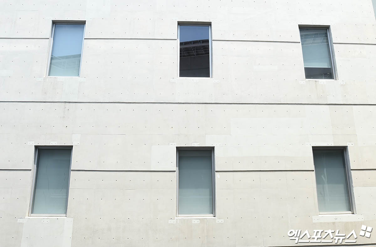 이진만 NC 구단 대표이사는 30일 창원 NC파크에서 기자회견을 열고 '야구단은 야구에만 집중할 수 있는 환경이 필요하다. 이런 환경에서 야구를 할 때, 더 좋은 성적을 낼 수 있고, 그에 따라 더 많은 팬들이 야구장을 찾게 된다'며 연고 이전에 대한 의지를 내비쳤다. 사진은 인명사고를 낸 개랑 60kg 짜리 루버를 철거한 NC파크 모습. 창원, 박지영 기자