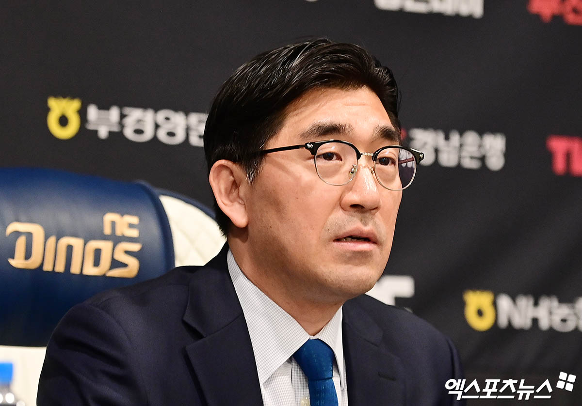 이진만 NC 구단 대표이사는 30일 창원 NC파크에서 기자회견을 열고 '야구단은 야구에만 집중할 수 있는 환경이 필요하다. 이런 환경에서 야구를 할 때, 더 좋은 성적을 낼 수 있고, 그에 따라 더 많은 팬들이 야구장을 찾게 되며, 궁극적으로 이를 통해 지역사회와 구단이 동시에 발전할 수 있게 된다고 생각한다'며 연고지 이전에 대한 강력한 의지를 내비쳤다. 창원, 박지영 기자