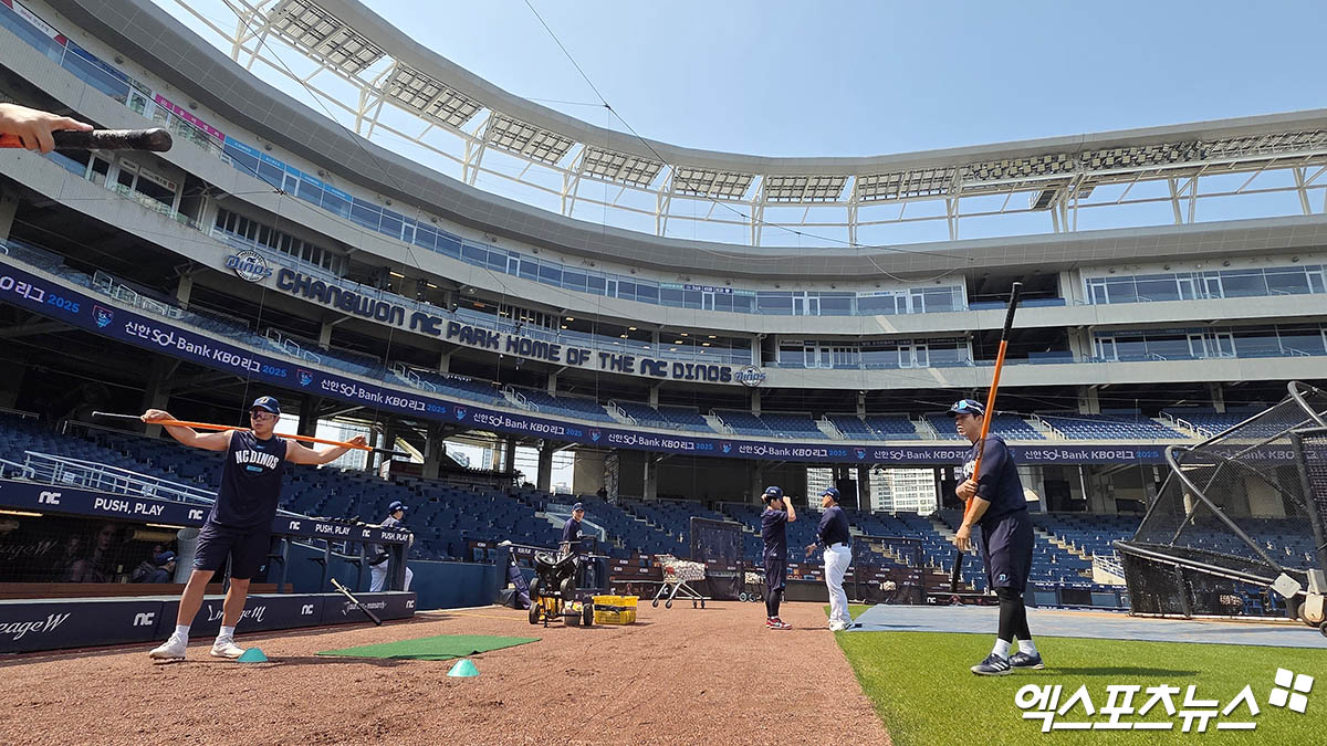 이진만 NC 구단 대표이사는 30일 창원 NC파크에서 기자회견을 열고 '야구단은 야구에만 집중할 수 있는 환경이 필요하다. 이런 환경에서 야구를 할 때, 더 좋은 성적을 낼 수 있고, 그에 따라 더 많은 팬들이 야구장을 찾게 된다'며 연고 이전에 대한 의지를 내비쳤다. NC 선수들이 홈으로 돌아온 뒤 처음 연습하고 있다. 창원, 박지영 기자