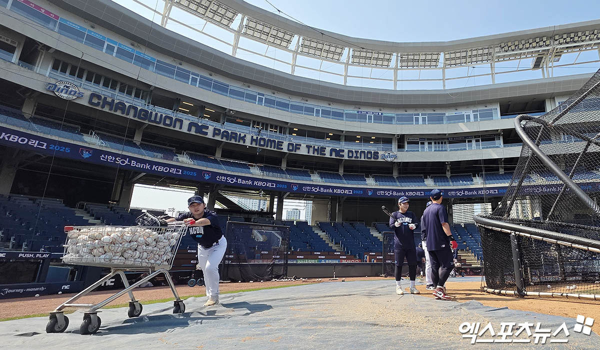 이진만 NC 구단 대표이사는 30일 창원 NC파크에서 기자회견을 열고 '야구단은 야구에만 집중할 수 있는 환경이 필요하다. 이런 환경에서 야구를 할 때, 더 좋은 성적을 낼 수 있고, 그에 따라 더 많은 팬들이 야구장을 찾게 된다'며 연고 이전에 대한 의지를 내비쳤다. NC 선수들이 홈으로 돌아온 뒤 처음 연습하고 있다. 창원, 박지영 기자