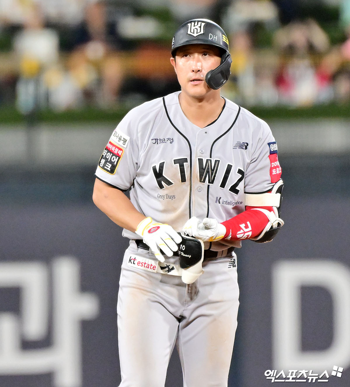 21일 오후 수원KT위즈파크에서 열린 '2025 신한 SOL Bank KBO리그' KIA 타이거즈와 KT 위즈의 경기, 6회말 2사 1루 KT 황재균이 1타점 2루타를 날린 후 타임을 요청하고 있다. 엑스포츠뉴스 DB