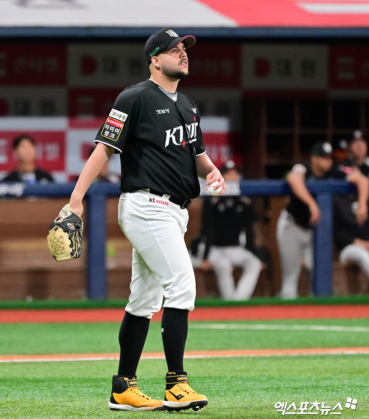 24일 오후 서울 구로구 고척스카이돔에서 열린 '2025 신한 SOL Bank KBO리그' KT 위즈와 키움 히어로즈의 경기, 6회말 KT 헤이수스가 키움 이주형에게 솔로 홈런을 허용한 후 아쉬워하고 있다. 엑스포츠뉴스 DB