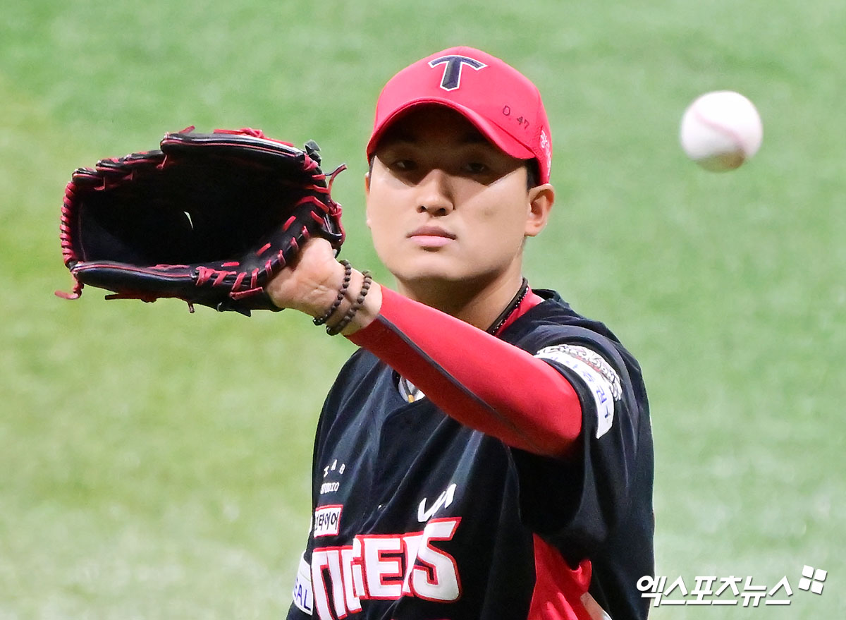 6일 오후 서울 구로구 고척스카이돔에서 열린 '2025 신한 SOL Bank KBO리그' KIA 타이거즈와 키움 히어로즈의 경기, 3회말 KIA 선발투수 김도현이 공을 힘차게 던지고 있다. 엑스포츠뉴스 DB