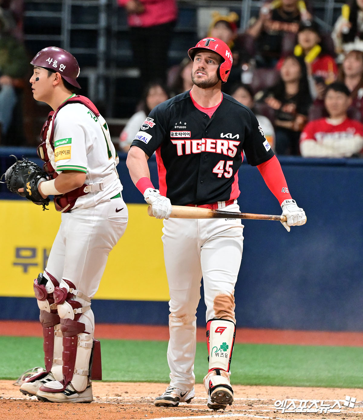 6일 오후 서울 구로구 고척스카이돔에서 열린 '2025 신한 SOL Bank KBO리그' KIA 타이거즈와 키움 히어로즈의 경기, 7회초 무사 1,3루 KIA 위즈덤이 헛스윙 삼진을 당하고 있다. 엑스포츠뉴스 DB
