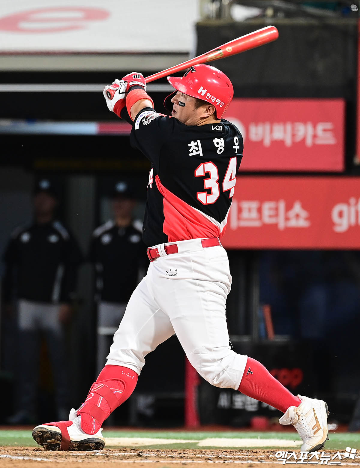 20일 오후 경기도 수원케이티위즈파크에서 열린 '2025 신한 SOL Bank KBO리그' KIA 타이거즈와 KT 위즈의 경기, 6회초 2사 2루 KIA 최형우가 KT 원상현 상대로 2점 홈런을 때려내고 있다. 엑스포츠뉴스 DB