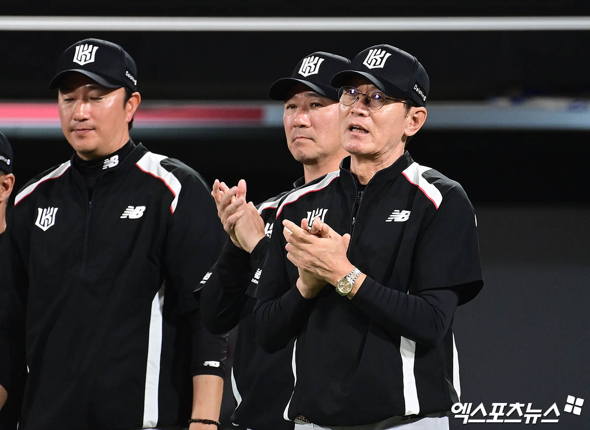 20일 오후 경기도 수원케이티위즈파크에서 열린 '2025 신한 SOL Bank KBO리그' KIA 타이거즈와 KT 위즈의 경기, KT가 선발투수 조이현의 5.1이닝 무실점 호투에 힘입어 5:3의 스코어로 승리했다.  경기 종료 후 KT 이강철 감독이 선수들을 향해 박수를 보내고 있다. 엑스포츠뉴스 DB