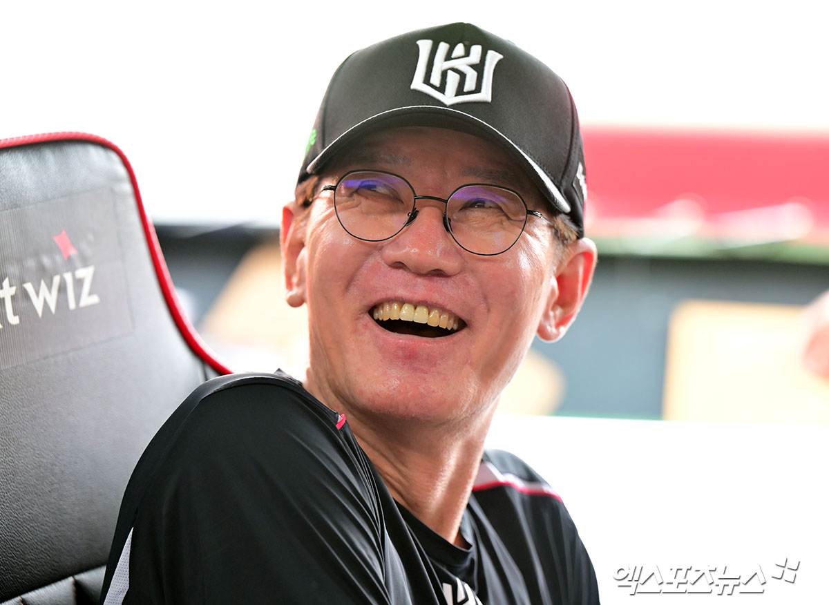 21일 오후 수원KT위즈파크에서 열리는 '2025 신한 SOL Bank KBO리그' KIA 타이거즈와 KT 위즈의 경기, KT 이강철 감독이 미소를 보이고 있다. 엑스포츠뉴스 DB