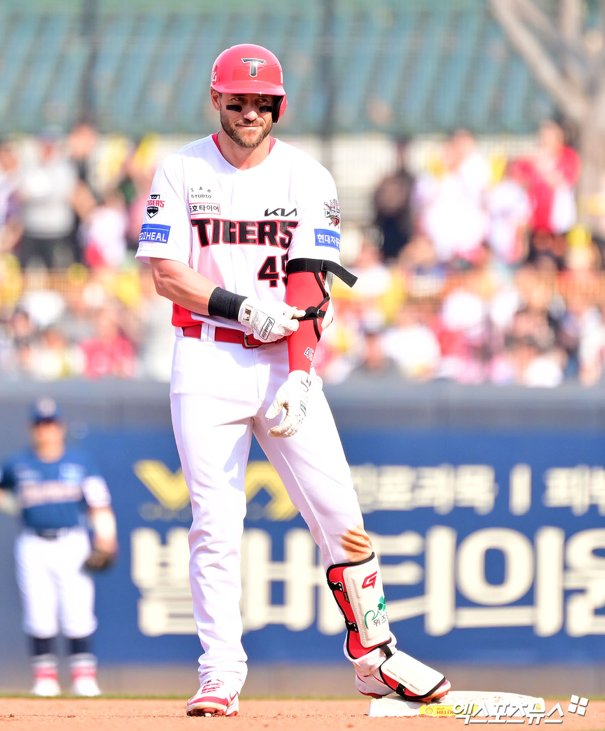 23일 오후 광주기아챔피언스필드에서 열린 '2025 신한 SOL Bank KBO리그' NC 다이노스와 KIA 타이거즈의 경기, 6회말 KIA 위즈덤이 NC 박건우의 포구 실책을 틈타 2루까지 진루하고 있다. 엑스포츠뉴스 DB