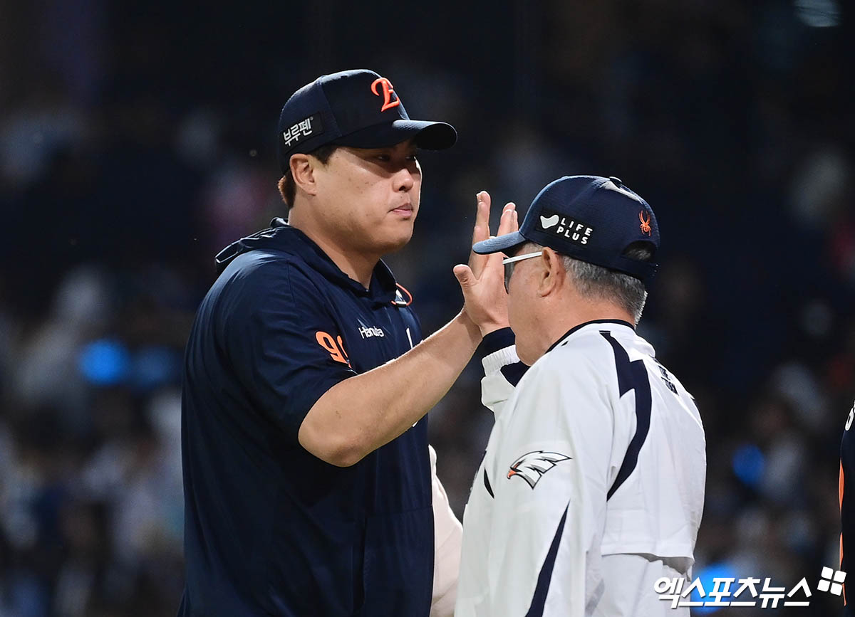 30일 오후 경상남도 창원NC파크에서 열린 '2025 신한 SOL Bank KBO리그' 한화 이글스와 NC 다이노스의 경기, 한화가 선발투수 류현진의 6이닝 1실점 호투와 타선의 활약에 힘입어 7:1의 스코어로 승리했다. 경기 종료 후 한화 류현진이 김경문 감독과 승리의 기쁨을 나누고 있다. 창원, 박지영 기자