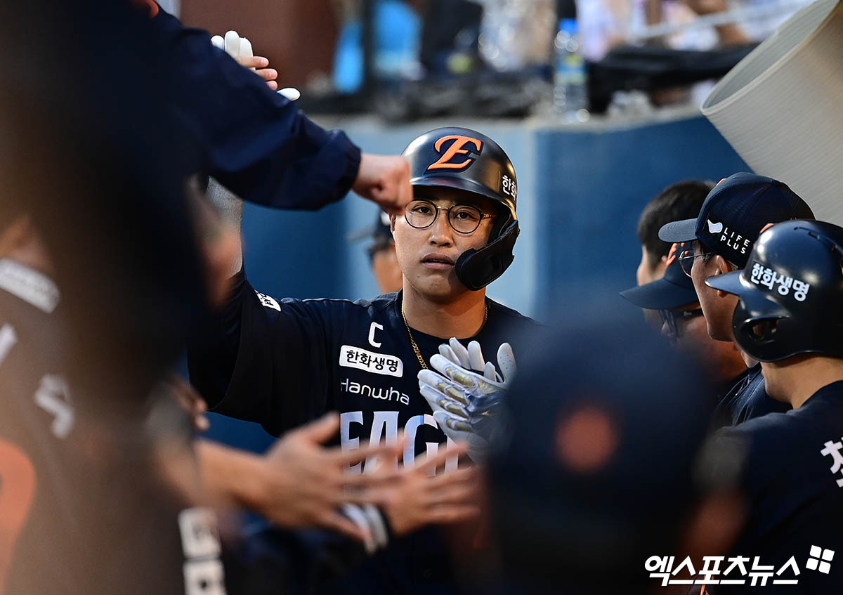 30일 오후 경상남도 창원NC파크에서 열린 '2025 신한 SOL Bank KBO리그' 한화 이글스와 NC 다이노스의 경기, 4회초 한화 선두타자 채은성이 NC 선발투수 라일리 상대로 솔로 홈런을 때려낸 뒤 더그아웃에서 동료들과 하이파이브를 나누고 있다. 창원, 박지영 기자