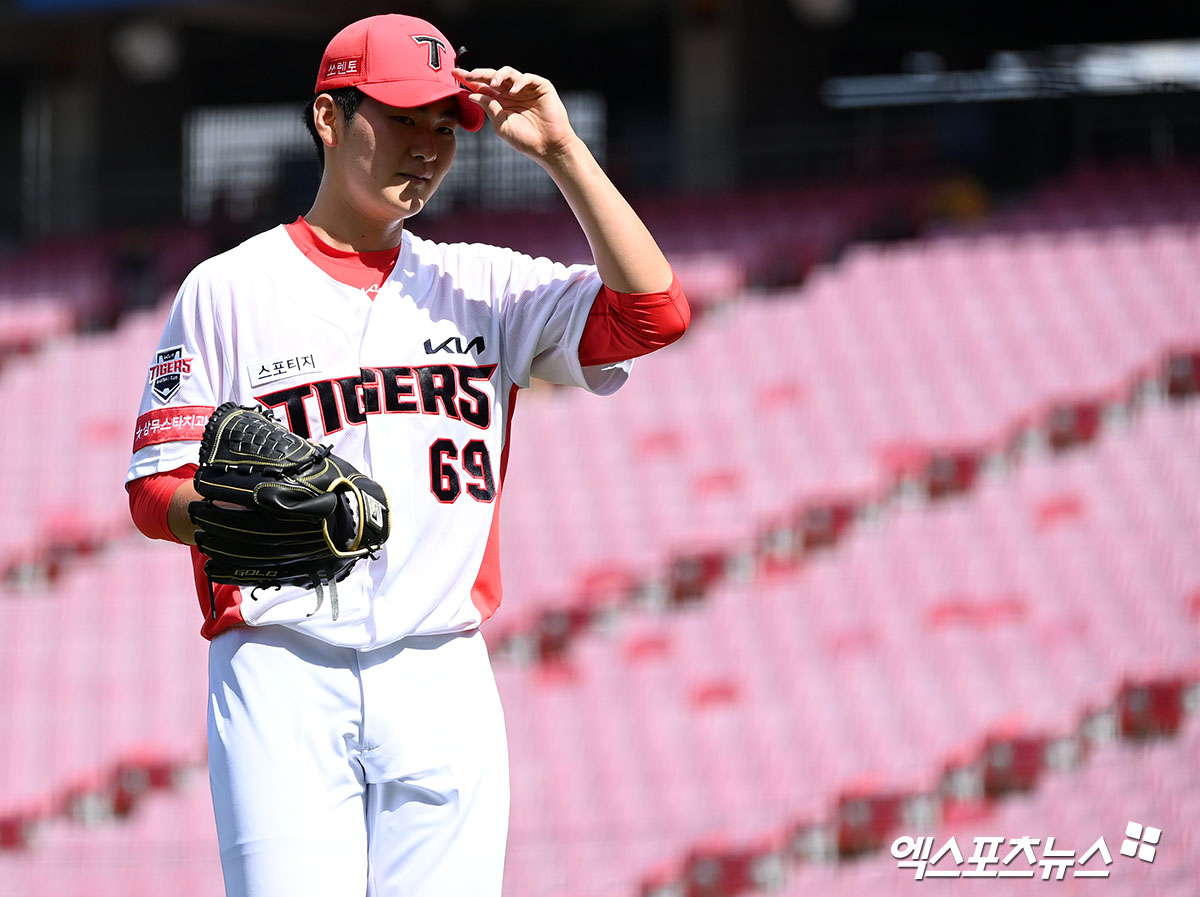 16일 오후 광주-기아 챔피언스필드에서 열린 '2021 신한은행 SOL KBO리그' SSG 랜더스와 KIA 타이거즈의 더블헤더 1차전 경기, 2회초 수비를 마친 KIA 선발투수 최용준이 더그아웃으로 향하고 있다. 엑스포츠뉴스 DB