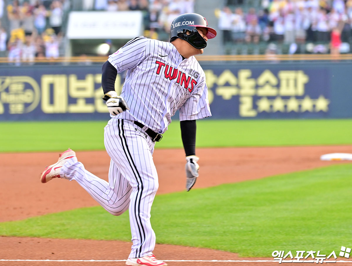 LG 트윈스 문보경이 정규시즌 경기에서 홈런을 친 뒤 베이스를 돌고 있다. 엑스포츠뉴스 DB