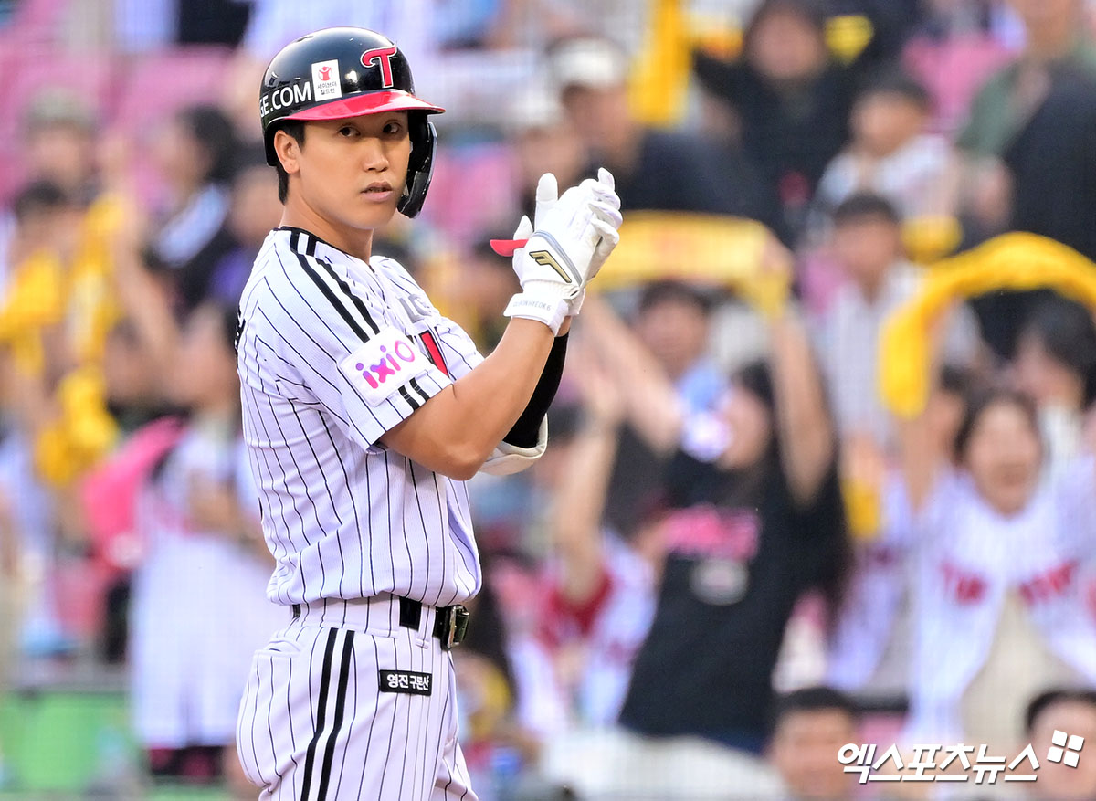 LG 트윈스 구본혁이 정규시즌 경기에서 안타를 친 뒤 박수 치고 있다. 엑스포츠뉴스 DB