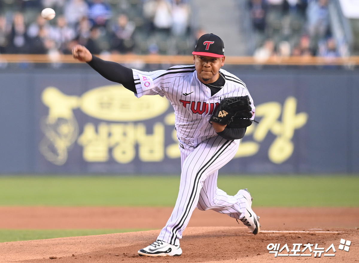 LG 트윈스 선발투수 엘리에이저 에르난데스가 정규시즌 경기에 선발 등판해 투구하고 있다. 엑스포츠뉴스 DB