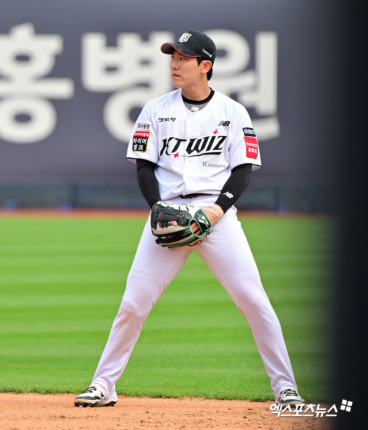 31일 오후 수원KT위즈파크에서 열린 '2025 신한 SOL Bank KBO리그' KIA 타이거즈와 KT 위즈의 경기, 5회초 2사 1,2루 KT 오윤석이 KIA 오선우의 내야땅볼때 송구실책을 한 후 아쉬워하고 있다. 수원, 김한준 기자