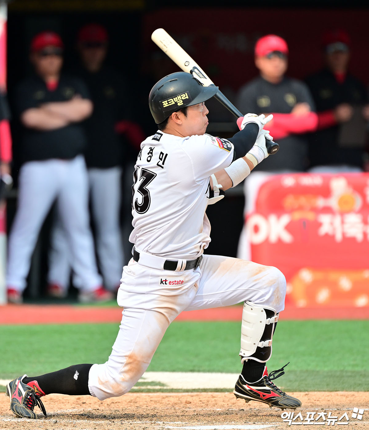 31일 오후 수원KT위즈파크에서 열린 '2025 신한 SOL Bank KBO리그' KIA 타이거즈와 KT 위즈의 경기, 8회말 1사 1,2루 KT 허경민이 1타점 2루타를 날리고 있다. 수원, 김한준 기자