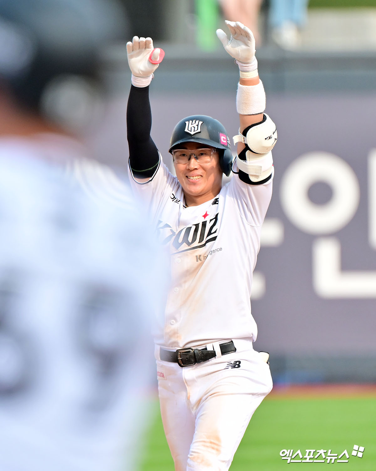 31일 오후 수원KT위즈파크에서 열린 '2025 신한 SOL Bank KBO리그' KIA 타이거즈와 KT 위즈의 경기, 8회말 1사 1,2루 KT 허경민이 1타점 2루타를 날린 후 기뻐하고 있다. 수원, 김한준 기자