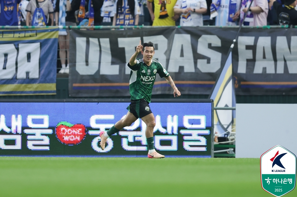 전북이 31일 전주월드컵경기장에서 열린 울산HD와의 '하나은행 K리그1 2025' 17라운드 '현대가 더비' 맞대결에서  박진섭의 극적인 역전 골로 2-1로 승리했다. 한국프로축구연맹