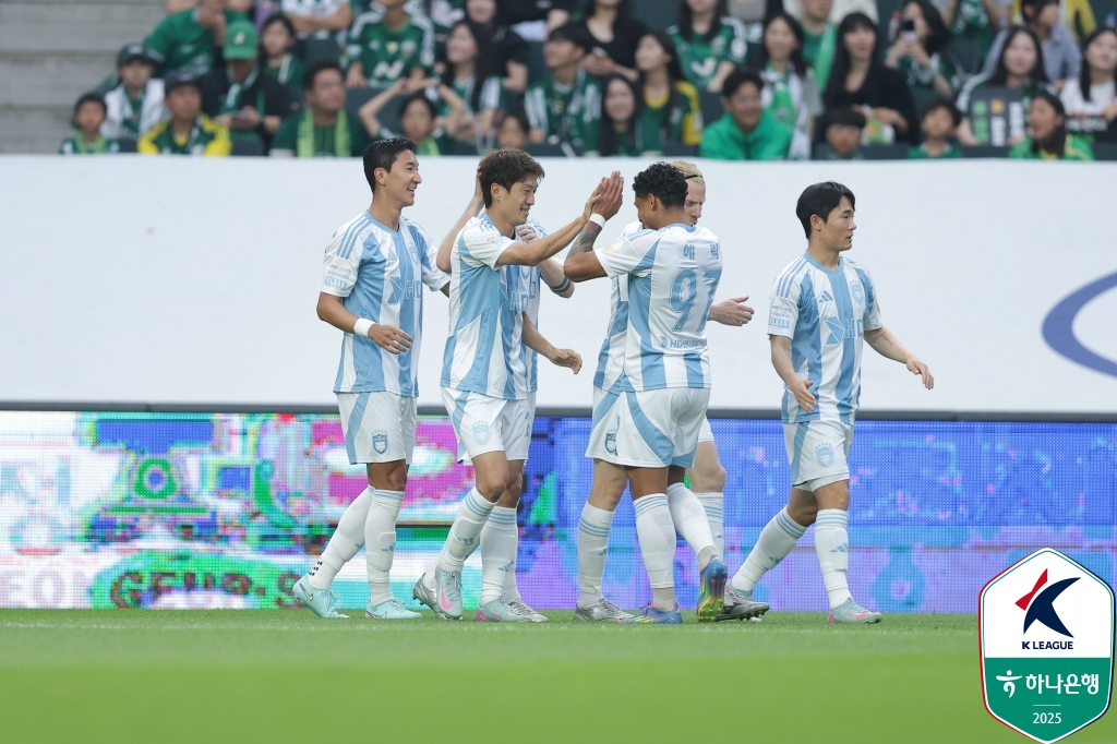 전북이 31일 전주월드컵경기장에서 열린 울산HD와의 '하나은행 K리그1 2025' 17라운드 '현대가 더비' 맞대결에서  박진섭의 극적인 역전 골로 3-1로 승리했다. 한국프로축구연맹