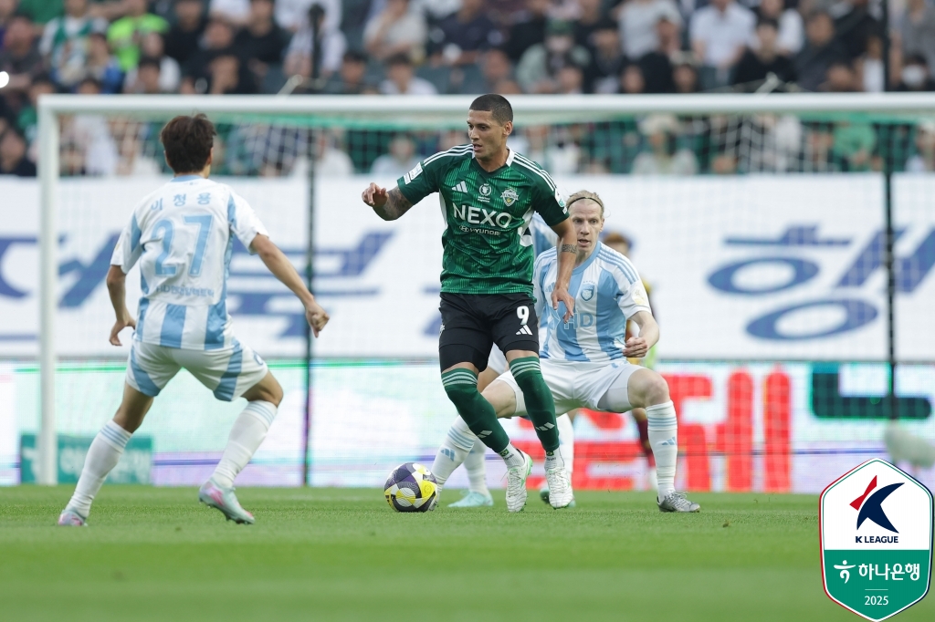 전북이 31일 전주월드컵경기장에서 열린 울산HD와의 '하나은행 K리그1 2025' 17라운드 '현대가 더비' 맞대결에서  박진섭의 극적인 역전 골로 3-1로 승리했다. 한국프로축구연맹