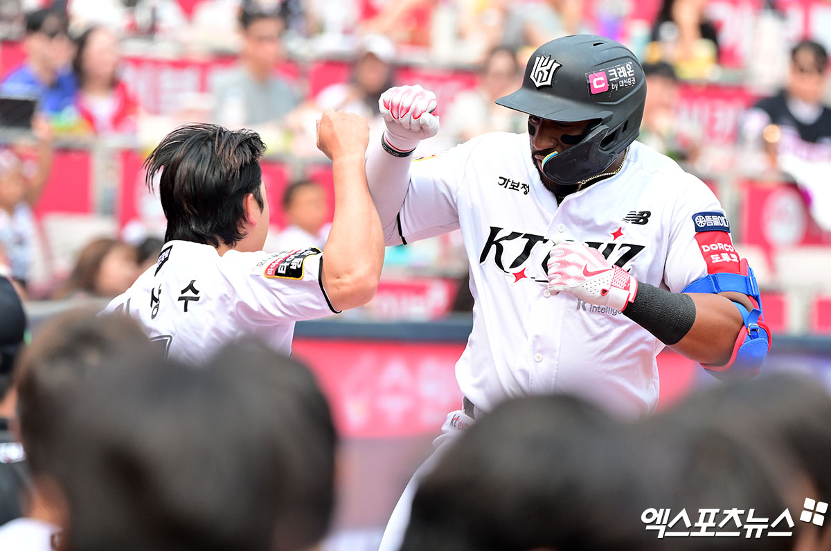 31일 오후 수원KT위즈파크에서 열린 '2025 신한 SOL Bank KBO리그' KIA 타이거즈와 KT 위즈의 경기, 3회말 2사 KT 로하스가 솔로 홈런을 날린 후 기뻐하고 있다. 수원, 김한준 기자