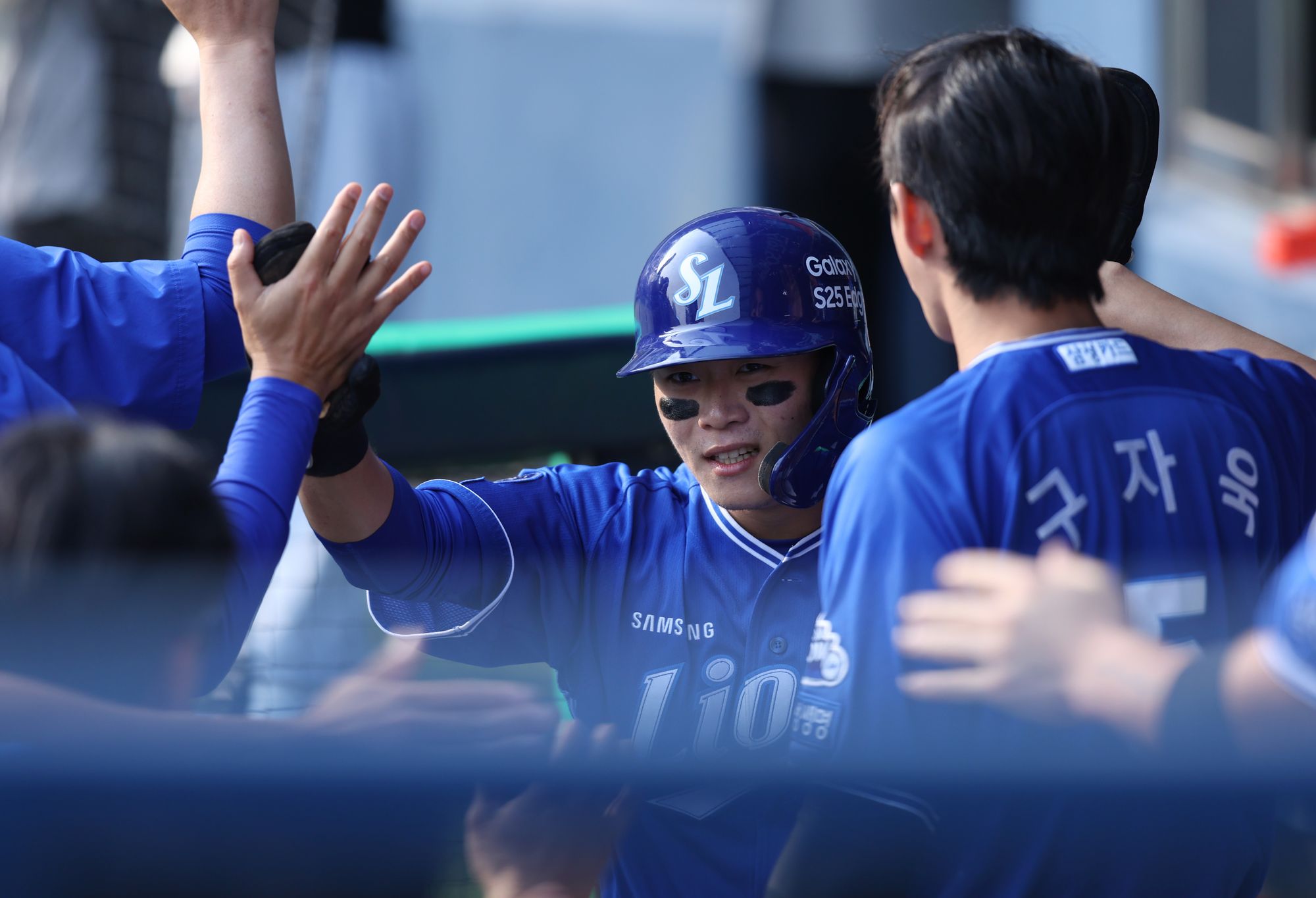 삼성 라이온즈 외야수 박승규가 31일 서울 잠실야구장에서 열린 LG 트윈스와의 경기에서 득점 후 축하 받고 있다. 삼성 라이온즈