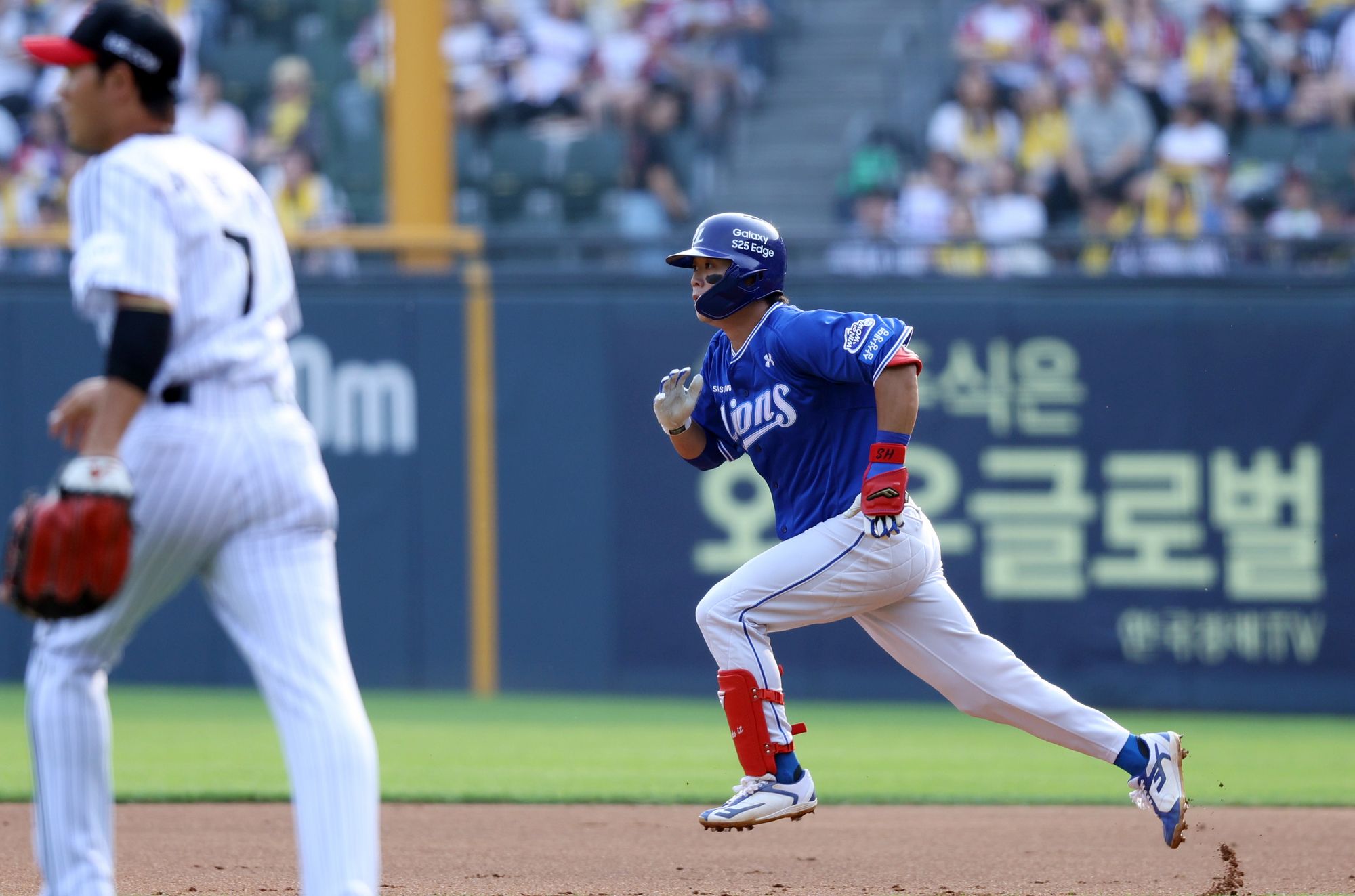 삼성 라이온즈 외야수 박승규가 31일 서울 잠실야구장에서 열린 LG 트윈스와의 경기에서 주루하고 있다. 삼성 라이온즈