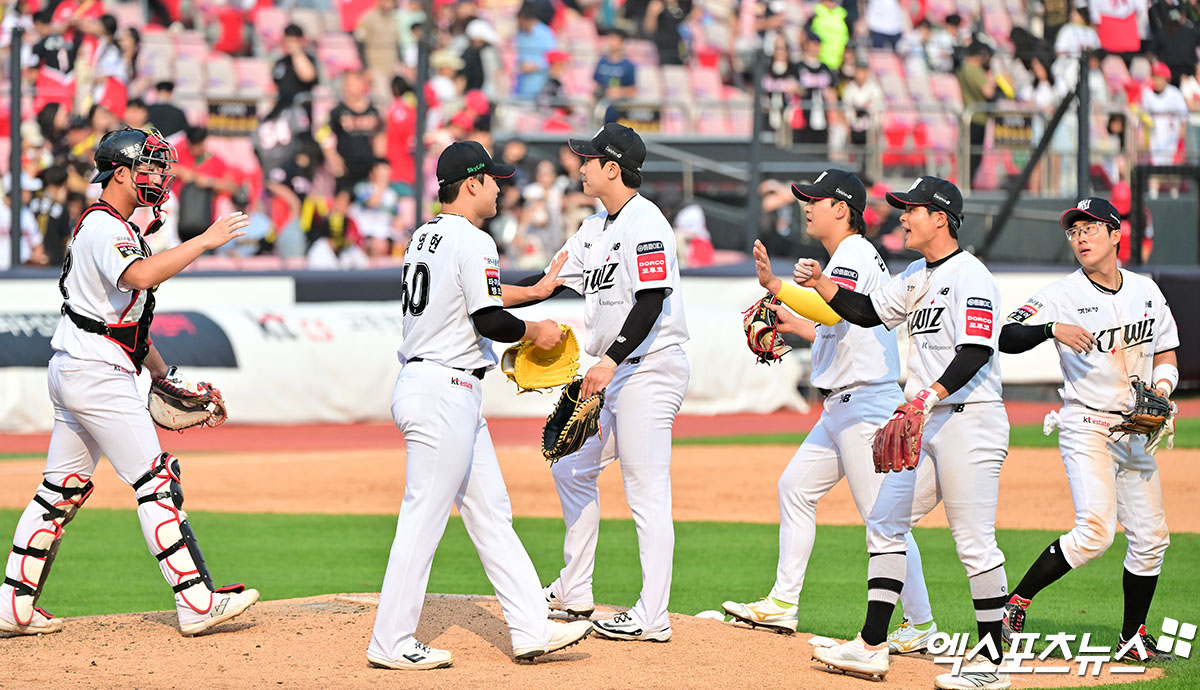 31일 오후 수원KT위즈파크에서 열린 '2025 신한 SOL Bank KBO리그' KIA 타이거즈와 KT 위즈의 경기, KT가 8회 허경민의 결승타에 힘입어 KIA에 5:1로 승리했다.  이날 경기에서 승리한 KT 선수들이 기뻐하고 있다. 수원, 김한준 기자