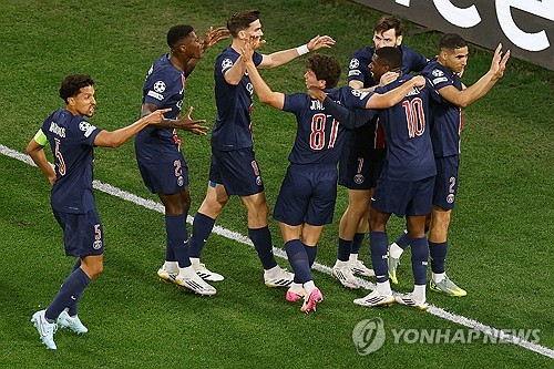 PSG가 1일 독일 뮌헨 알리안츠 아레나에서 열린 2024-2025 유럽축구연맹(UEFA) 챔피언스리그 결승전에서 인터 밀란을 5-0으로 대파했다. PSG 미드필더 이강인은 이날 벤치 대기했으나 출전 시간을 얻진 못했다. 그러나 이번 시즌 리그1, 쿠프 드 프랑스에 이어 UEFA 챔피언스리그까지 우승하면서 아시아 최초로 유러피언 트레블을 일궈냈다. 연합뉴스