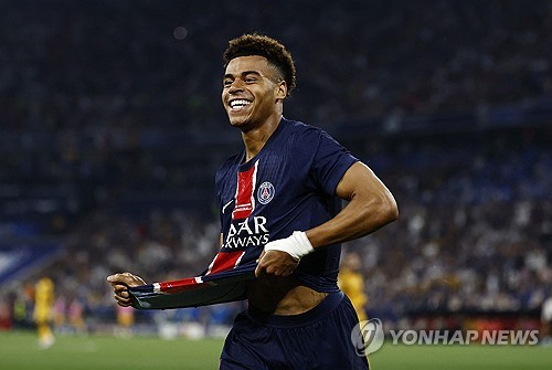 PSG가 1일 독일 뮌헨 알리안츠 아레나에서 열린 2024-2025 유럽축구연맹(UEFA) 챔피언스리그 결승전에서 인터 밀란을 5-0으로 대파했다. PSG 미드필더 이강인은 이날 벤치 대기했으나 출전 시간을 얻진 못했다. 그러나 이번 시즌 리그1, 쿠프 드 프랑스에 이어 UEFA 챔피언스리그까지 우승하면서 아시아 최초로 유러피언 트레블을 일궈냈다. 연합뉴스