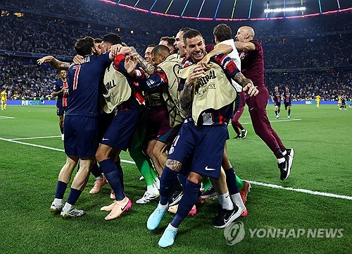 PSG가 1일 독일 뮌헨 알리안츠 아레나에서 열린 2024-2025 유럽축구연맹(UEFA) 챔피언스리그 결승전에서 인터 밀란을 5-0으로 대파했다. PSG 미드필더 이강인은 이날 벤치 대기했으나 출전 시간을 얻진 못했다. 그러나 이번 시즌 리그1, 쿠프 드 프랑스에 이어 UEFA 챔피언스리그까지 우승하면서 아시아 최초로 유러피언 트레블을 일궈냈다. 연합뉴스