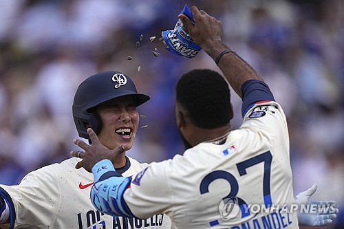 LA 다저스는 1일 미국 캘리포니아주 LA의 다저스타디움에서 열린 2025 MLB 정규시즌 양키스와 홈 경기에서 18-2로 크게 이겼다. 김혜성은 9번 타자 유격수로 선발 출전해 2회 두 번째 타석에서 시즌 2호 홈런을 터트리는 등 4타수 4안타 2타점 볼넷 1개로 다저스 입단 뒤 빅리그 최고의 활약을 펼쳤다. 1회 볼넷을 고른 김혜성은 2회 투런포를 쏘아올리더니 이후 안타 2개와 2루타 한 개를 뽑아냈다. 더블플레이를 유도하고 중견수로 이동한 뒤엔 애런 저지를 보살로 잡아내는 등 수비에서도 빼어난 활약을 펼쳤다. 연합뉴스