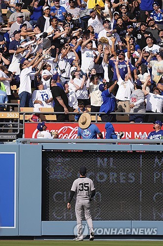 LA 다저스는 1일 미국 캘리포니아주 LA의 다저스타디움에서 열린 2025 MLB 정규시즌 양키스와 홈 경기에서 18-2로 크게 이겼다. 김혜성은 9번 타자 유격수로 선발 출전해 2회 두 번째 타석에서 시즌 2호 홈런을 터트리는 등 4타수 4안타 2타점 볼넷 1개로 다저스 입단 뒤 빅리그 최고의 활약을 펼쳤다. 1회 볼넷을 고른 김혜성은 2회 투런포를 쏘아올리더니 이후 안타 2개와 2루타 한 개를 뽑아냈다. 더블플레이를 유도하고 중견수로 이동한 뒤엔 애런 저지를 보살로 잡아내는 등 수비에서도 빼어난 활약을 펼쳤다. 연합뉴스