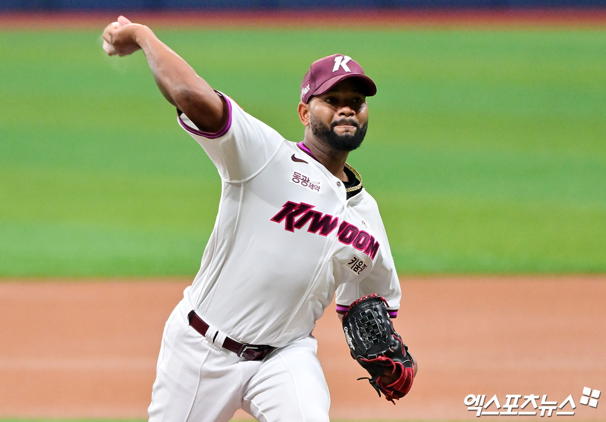 키움 히어로즈 외국인 투수 라울 알칸타라가 1일 서울 고척스카이돔에서 열린 2025 신한 SOL Bank KBO리그 두산 베어스와의 팀 간 8차전에 선발등판, 6이닝 6피안타 1볼넷 1사구 4탈삼진 무실점을 기록했다. 사진 김한준 기자