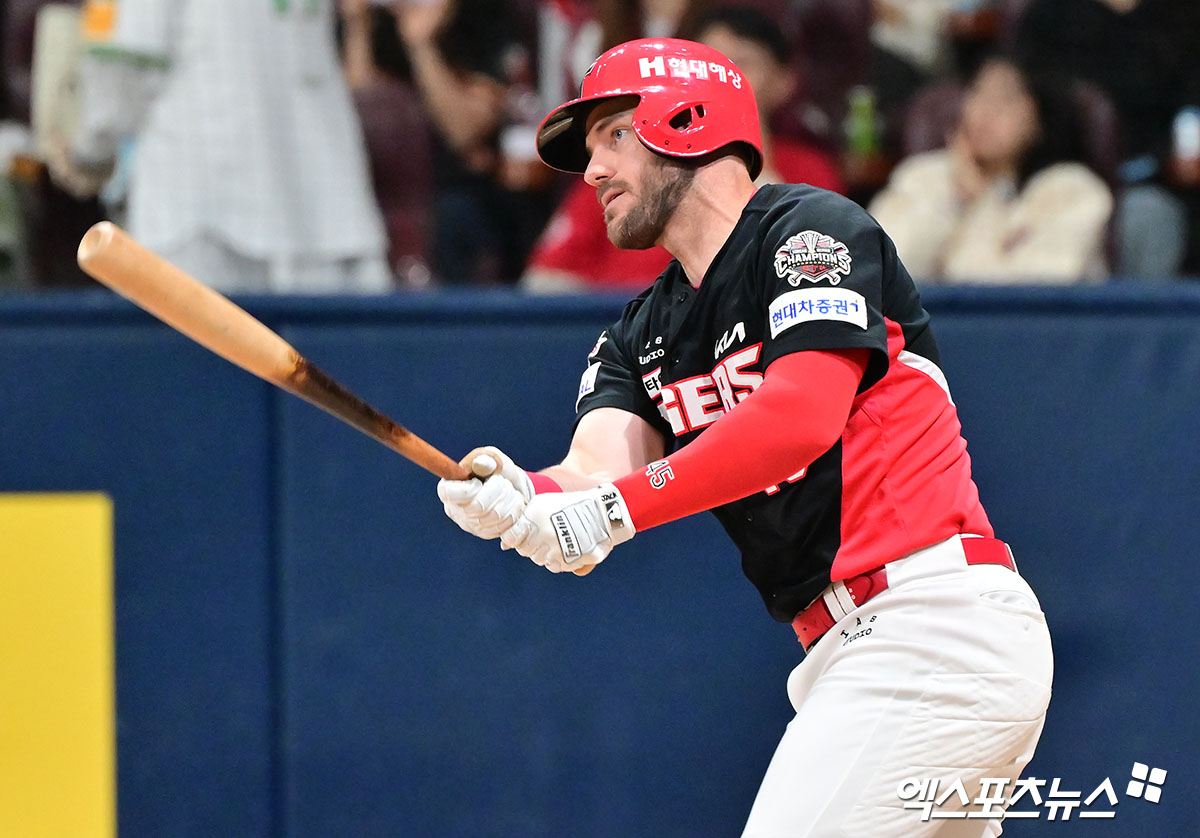 KIA 타이거즈 패트릭 위즈덤이 정규시즌 경기에 출전해 타격하고 있다. 엑스포츠뉴스 DB