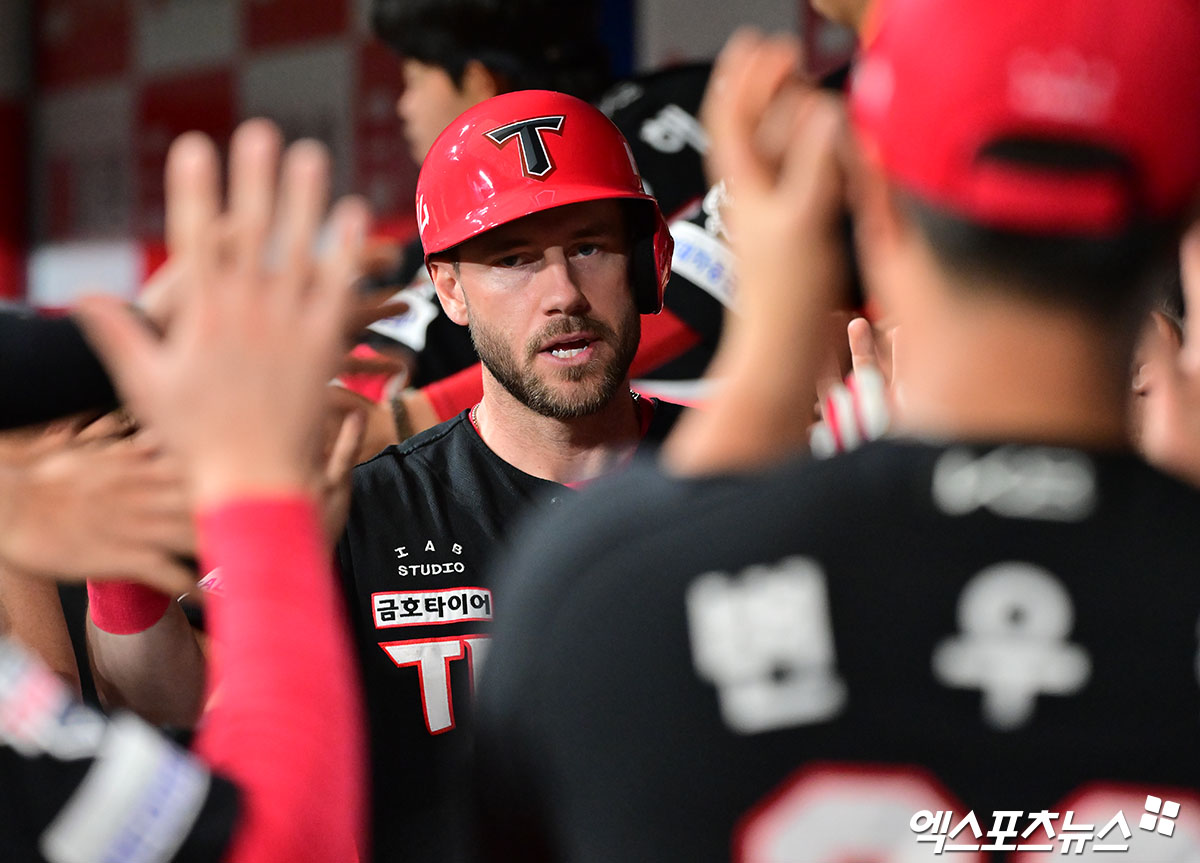 KIA 타이거즈 패트릭 위즈덤이 정규시즌 경기에 출전해 득점 후 축하 받고 있다. 엑스포츠뉴스 DB