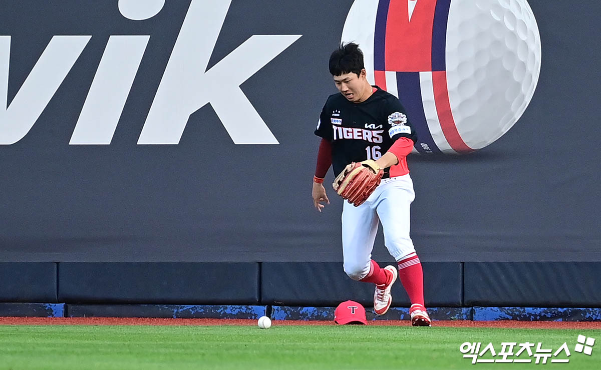 KIA 타이거즈 최원준이 정규시즌 경기에 출전해 외야에서 수비 실수를 범한 뒤 아쉬워하고 있다. 엑스포츠뉴스 DB