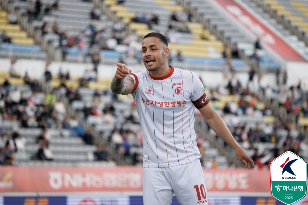 수원 삼성이 돌아온 '에이스' 파울리뇨를 앞세워 승리에 도전한다. 수원 원정을 떠난 부천FC는 수원 출신의 외인 미드필더 바사니를 선발로 내세우며 맞불을 놓는다. 사진 한국프로축구연맹