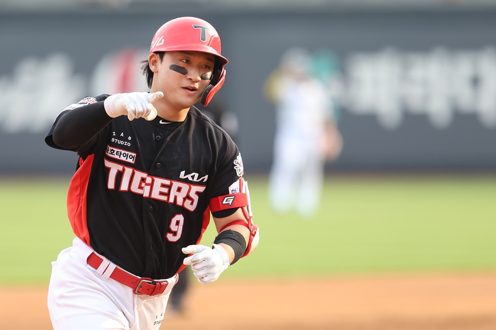 KIA 타이거즈 윤도현이 1일 수원 KT 위즈파크에서 열린 KT 위즈와의 원정경기에서 홈런을 친 뒤 베이스를 돌고 있다. KIA 타이거즈