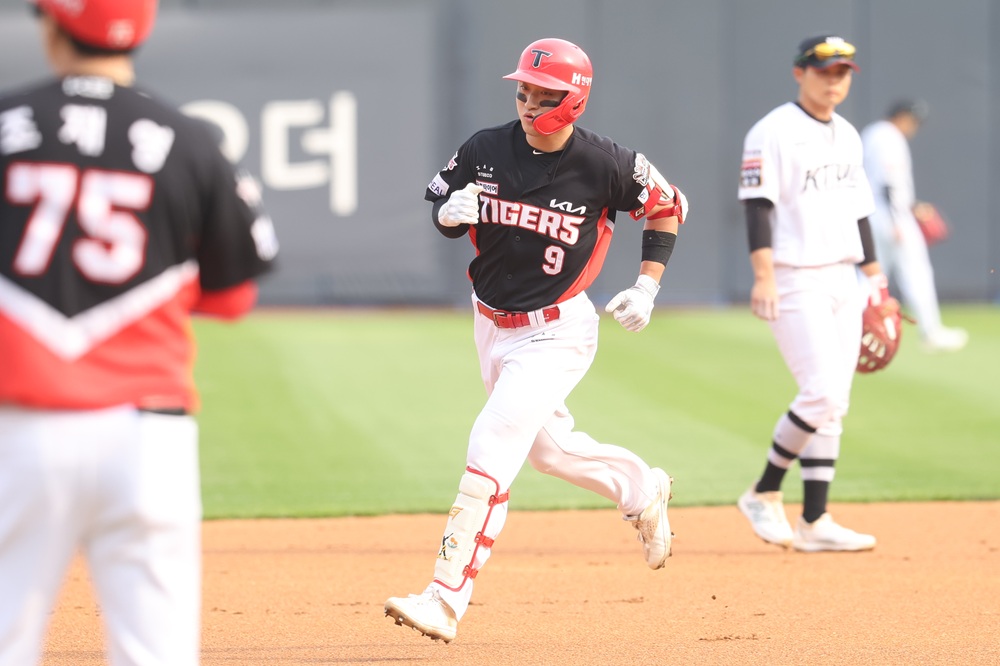 KIA 타이거즈 윤도현이 1일 수원 KT 위즈파크에서 열린 KT 위즈와의 원정경기에서 홈런을 친 뒤 베이스를 돌고 있다. KIA 타이거즈