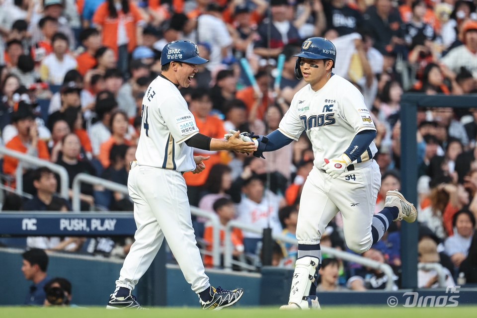 1일 창원NC파크에서 열린 2025 신한 SOL Bank KBO리그 한화 이글스와 NC 다이노스의 경기, 오영수는 팀이 2-3으로 끌려가던 6회말 2사 만루 상황 주현상의 초구 146km/h 직구를 받아쳐 우측 담장을 넘어가는 역전 대타 만루홈런을 터뜨렸다. NC 다이노스