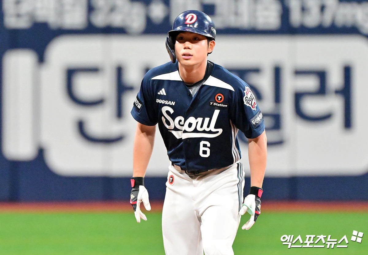 24일 오후 서울 구로구 고척스카이돔에서 열린 '2025 신한 SOL Bank KBO리그' 두산 베어스와 키움 히어로즈의 경기, 4회초 1사 3루 두산 오명진이 1타점 2루타를 날리고 있다. 엑스포츠뉴스 DB