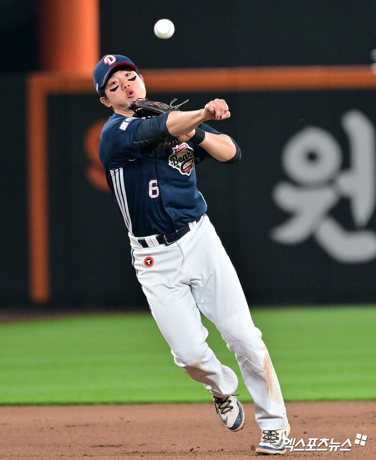 13일 오후 대전 한화생명 볼파크에서 열린 '2025 신한 SOL Bank KBO리그' 두산 베어스와 한화 이글스의 경기, 8회말 두산 오명진이 한화 황영묵의 타구를 잡아 1루로 송구하고 있다. 엑스포츠뉴스 DB