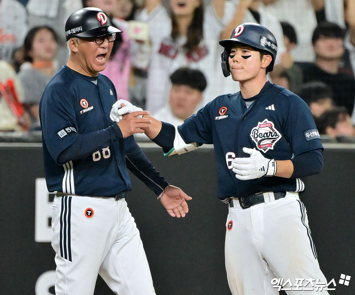 14일 오후 대전 한화생명 볼파크에서 열린 '2025 신한 SOL Bank KBO리그' 두산 베어스와 한화 이글스의 경기, 8회초 1사 1루 두산 오명진이 1타점 3루타를 날린 후 기뻐하고 있다. 엑스포츠뉴스 DB