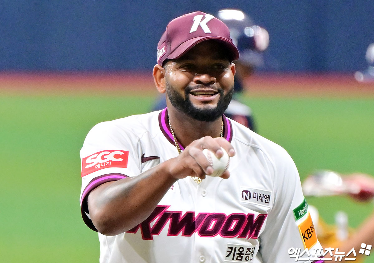 키움 히어로즈 외국인 투수 라울 알칸타라가 1일 서울 고척스카이돔에서 열린 2025 신한 SOL Bank KBO리그 두산 베어스와의 팀 간 8차전에 선발등판, 6이닝 6피안타 1볼넷 1사구 4탈삼진 무실점을 기록했다. 사진 김한준 기자