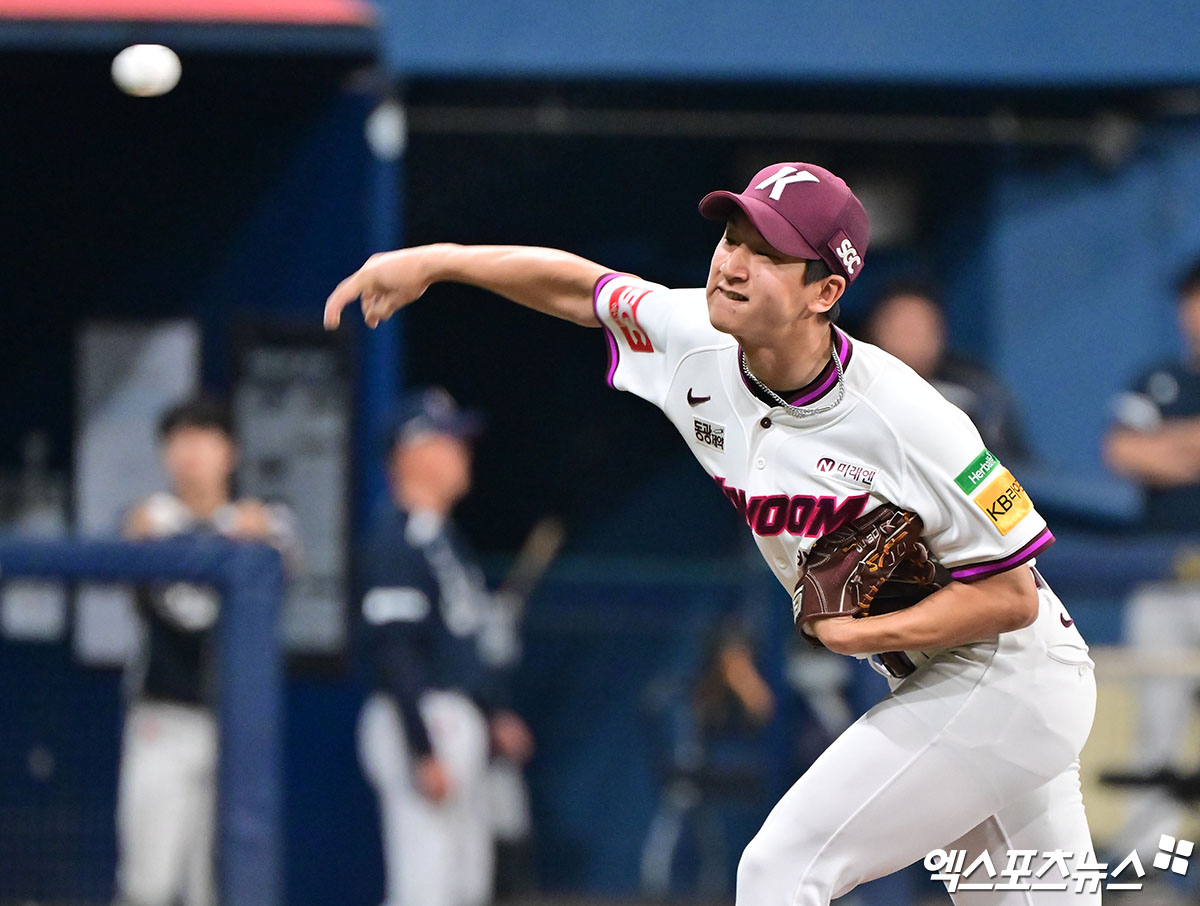 키움 히어로즈 투수 주승우가 1일 서울 고척스카이돔에서 열린 2025 신한 SOL Bank KBO리그 두산 베어스와의 팀 간 8차전에서 1.1이닝 무실점으로 홀드를 기록, 팀 2연승에 힘을 보탰다. 사진 김한준 기자