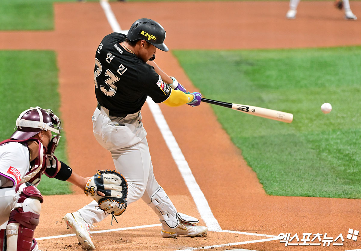 23일 오후 서울 구로구 고척스카이돔에서 열린 '2025 신한 SOL Bank KBO리그' KT 위즈와 키움 히어로즈의 경기, 1회초 1사 1루 KT 안현민이 좌전안타를 날리고 있다. 엑스포츠뉴스 DB